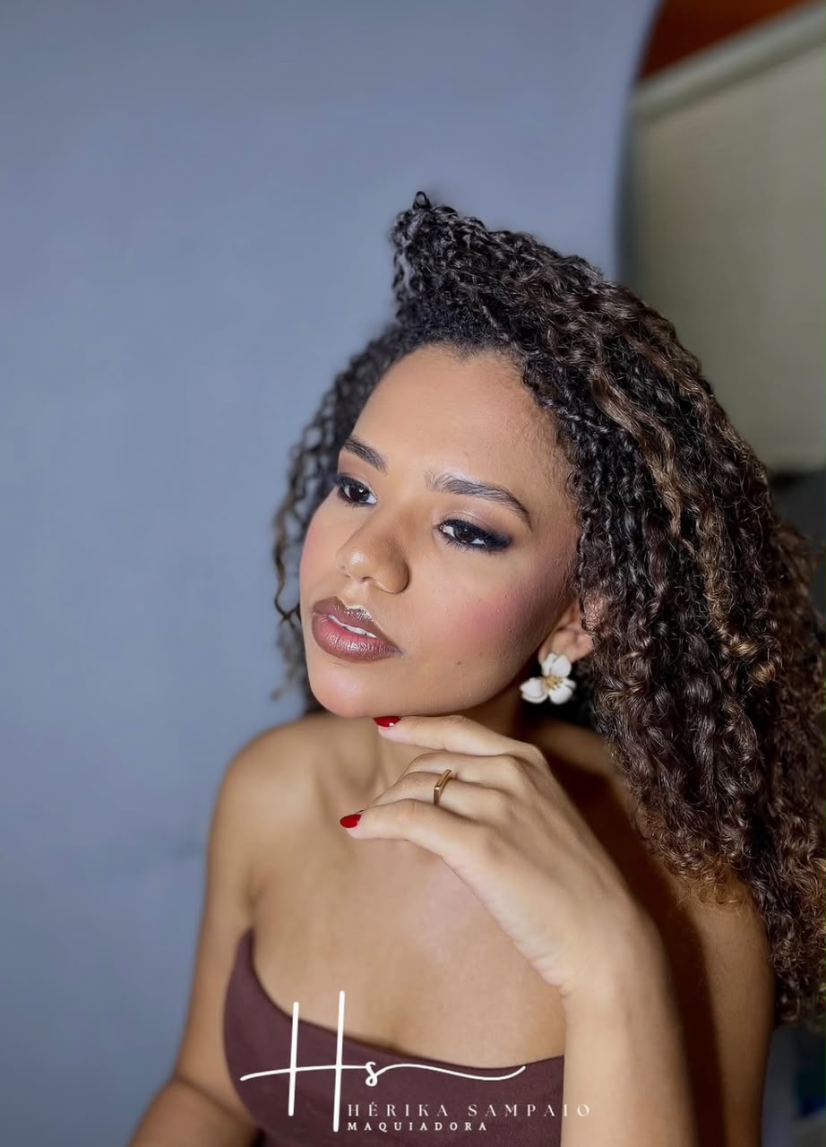 Make com olhar esfumado e pele iluminada em produção de beleza